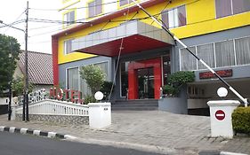 Reddoorz Plus Near Senen